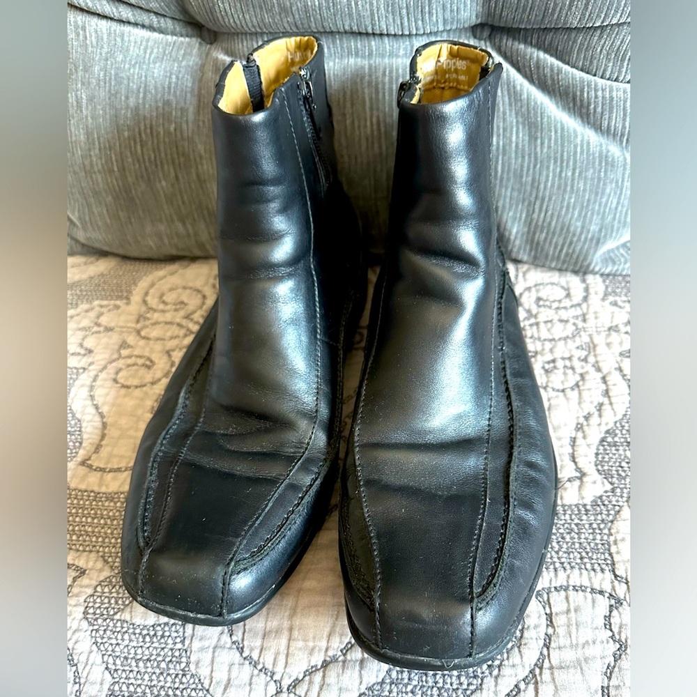 Hush Puppies Men’s black leather booties Size 9